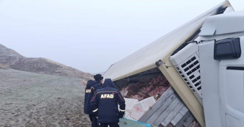 İskilip’te tavuk yüklü tır devrildi