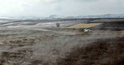 Kar tutmayan tarladan yükselen su buharı merak konusu oldu