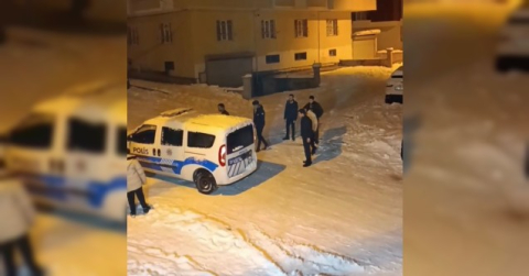 Kayganlaşan yolda kalan polis ekiplerinin yardımına vatandaş koştu