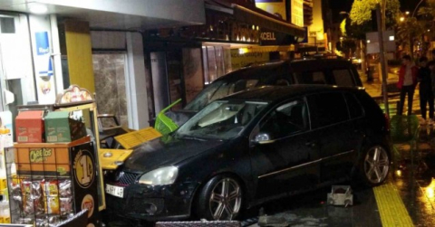 Kaza yapan araçlar iş yerine girdi, kaldırımdaki vatandaş ölümden döndü: 5 yaralı