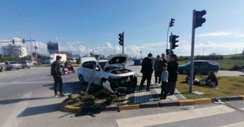 Kırmızı ışık ihlali yapan sürücü, otomobile yandan çarptı: 3 yaralı