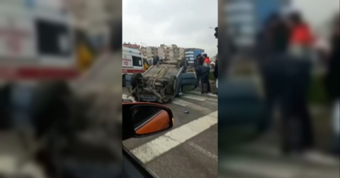 Kontrolsüz kavşağa giren araç takla attı: 1 yaralı