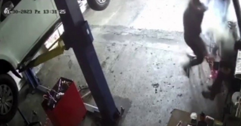 Oto sanayide soba parladı, 3 kişi hafif yaralandı