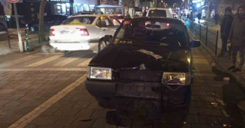 Otomobil ile motosikletli kurye çarpıştı: 1 yaralı