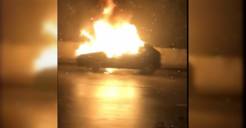 Sancaktepe’de otomobil alev alev yandı