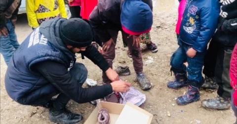 Savaş mağduru çocuklara bot ve mont hediye edildi