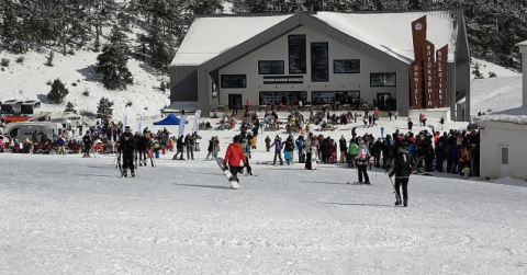 Sezonun en erken açan Denizli Kayak Merkezi yerli ve yabancı turistlerin akınına uğradı