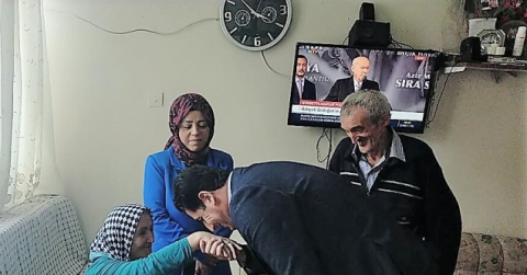 Yağışa aldırmayan yaşlı adam, engelli eşini tekerlekli sandalyeyle Cumhurbaşkanı’na götürdü