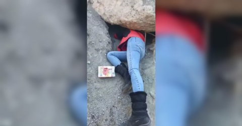 Yıkılan beton bloklarda mahsur kalan yavru köpekler, iş makinesi yardımıyla kurtarıldı