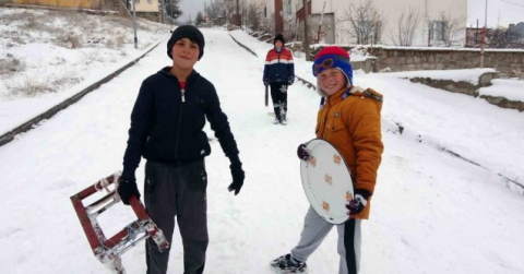 Yozgat’ta karın keyfini çocuklar kızakla kayarak çıkardı