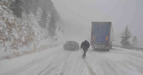 Antalya Alacabel’de kar ve tipi etkili oluyor
