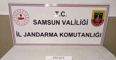 Aracında 8 paket halinde zulalanmış uyuşturucu hapla yakalandı