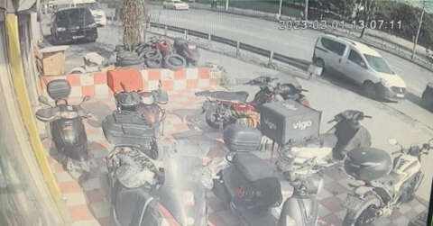 İstanbul’da feci kaza kamerada: 2 araba ve 1 motosiklet pert oldu