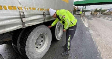 Kar yağışı ekipleri harekete geçirdi: Araçların lastikleri tek tek kontrol edildi