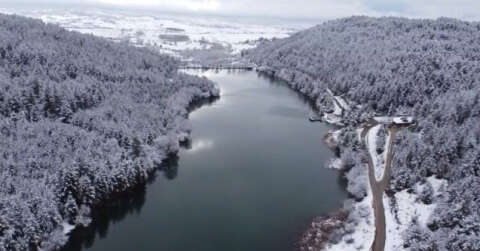 Karla kaplanan ilçenin doğal güzellikleri eşsiz manzaralar sunuyor
