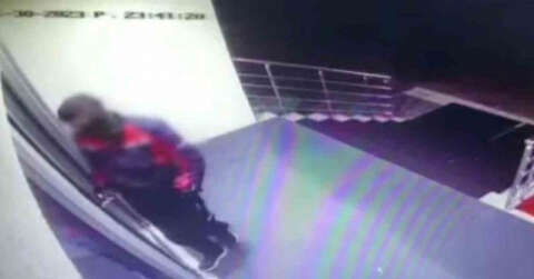 Motosikletli kurye kılığında geldiler, yangın vanalarını çaldılar