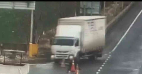 Otobüsün camına çarpan şahini duyarlı sürücü kurtardı, o anlar kamerada