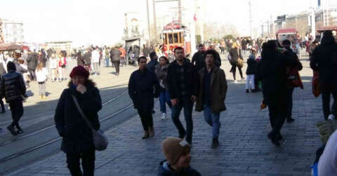 Taksim’de dün gece etkili olan kar yağışı bugün yerini güneşe bıraktı