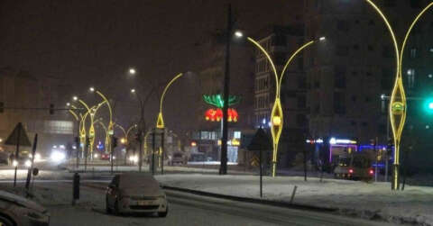 Yüksekova’da kar yağışı her yeri beyaza bürüdü