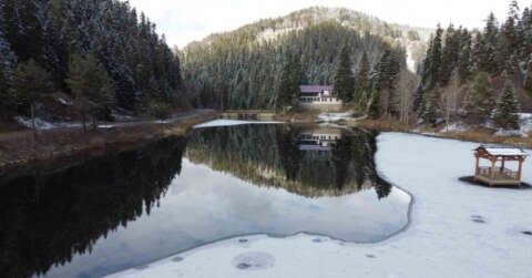Akgöl Tabiat Parkı’nda kartpostallık kar manzarası