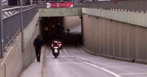 Araç alt geçinden geçen yayalar, her gün ölümle karşı karşıya kalıyor