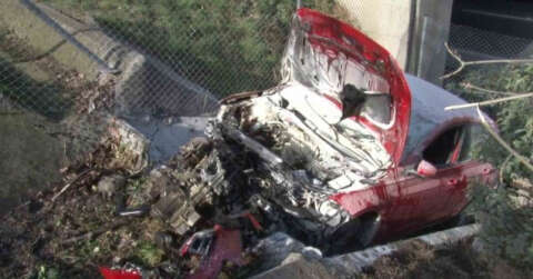 Ataşehir’de şarampole yuvarlanan otomobilden burnu bile kanamadan çıktı