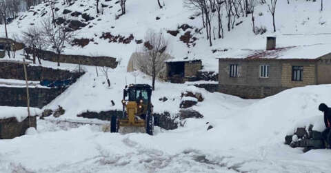 Beytüşşebap’ta kar kalınlığı 1 metreye ulaştı, yol açma çalışmaları devam ediyor