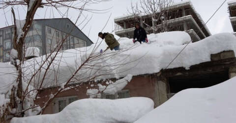 Bitlis’te tek katlı evler kara gömüldü