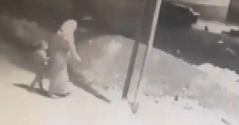 Cani anne elinden tuttuğu kızını boğarak öldürmeye götürmüş