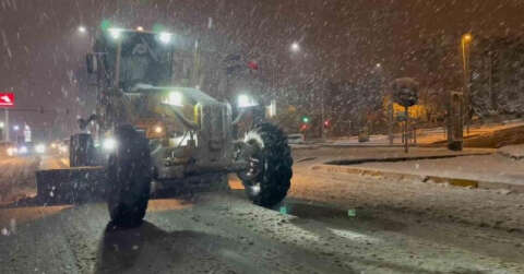 Elazığ’da belediye ekipleri kar mesaisinde