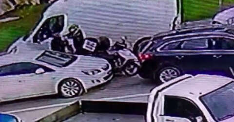 Eyüpsultan’da ters yöne giren motosiklet sürücüsü kavga ettiği sürücüye kaskıyla saldırdı