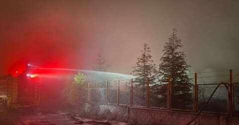 Fabrika bahçesindeki atık kablolar yandı