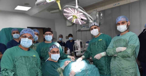 Hastaneden sahaya inen başhekim şifa dağıtıyor