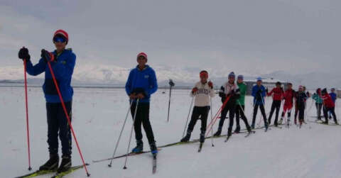 Kar yağdı, asfalttan piste döndüler