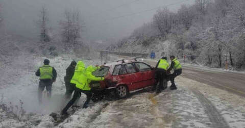 Kar yağışı sebebiyle şarampole kayan aracı, jandarma ve polis ekipleri iterek kurtardı
