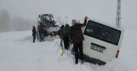 Kara saplanan araçtaki 3 kişi, 3 saat sonra kurtarıldı
