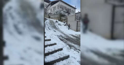 Karın yağdığını gören çocuklar, sokaklara akın ederek tadını çıkardılar