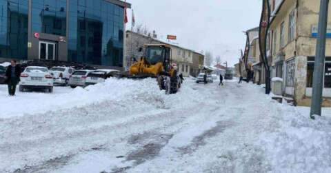 Karlıova Belediyesinden kar mesaisi
