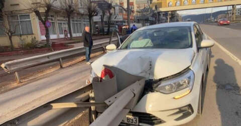 Kiralık otomobil bariyerlere çarptı: 3 yaralı