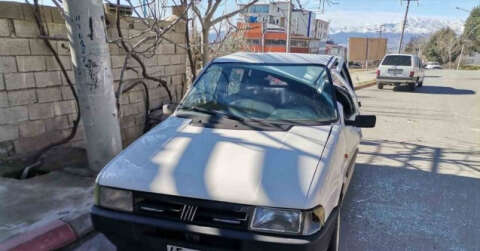 Kuvvetli rüzgar, çadırı otomobilin üzerine devirdi