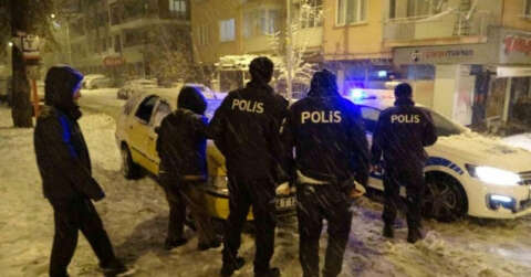 Malatya’da yoğun kar yağışı ağaçları devirdi