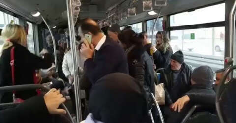 Metrobüste edilen "Telefonumu çaldın" kavgası kamerada