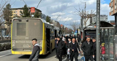 Minibüs kapısından sarkan vatandaşlar canlarını hiçe sayarak yolculuk etti