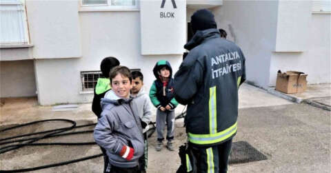 Önce odunlukta çıkan yangını söndürdü, sonra çocuklara eğitim verdi