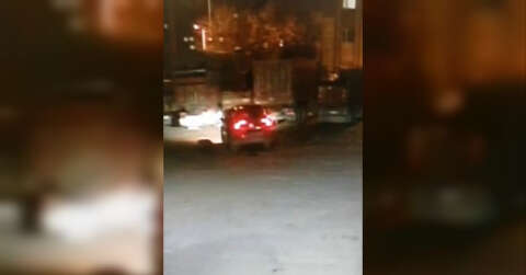 Park halindeki araçta patlama olunca camdan çıkıp kaçtılar