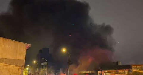 Sanayi sitesindeki yangın 3 tamirhaneye sıçradı