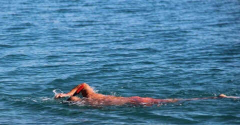 Türkiye’de kar soğuk, Antalya’da deniz keyfi