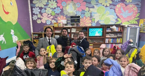 Üsküp’teki çocuklar Türkiye’den gelen hediyelerle sevindi