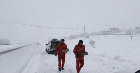 Yolda kalan  sürücülere Kızılay ekipleri yetişti