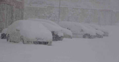 Yüksekova kar altında: Araçlar kara gömüldü, buz sarkıtları 1 metreyi buldu